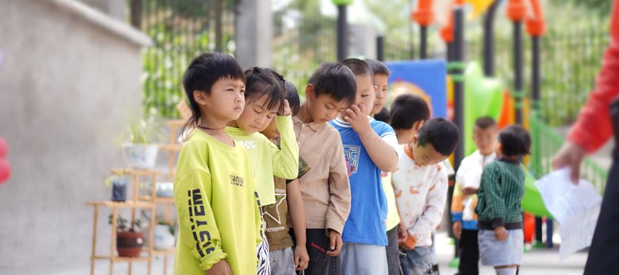 即将毕业的葡萄幼儿园小朋友们